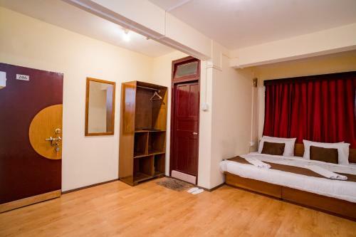 Hotel Magpie Mall Road Residency (mg Marg)