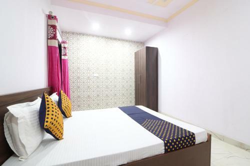 Red Rose Hotel
