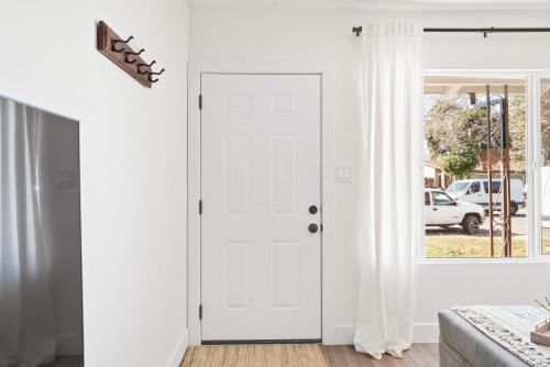 Gorgeous 2 Bedroom, King Bed, Central Sacramento