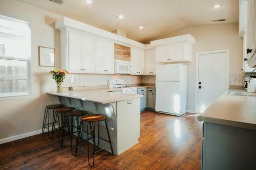 Cozy 3 Bedroom Close To Shops And Downtown