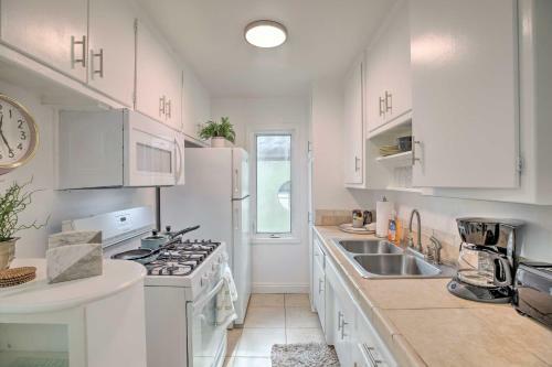 Sunny West Coast Apartment 7 Mi To Beaches!