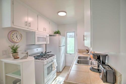 Sunny West Coast Apartment 7 Mi To Beaches!