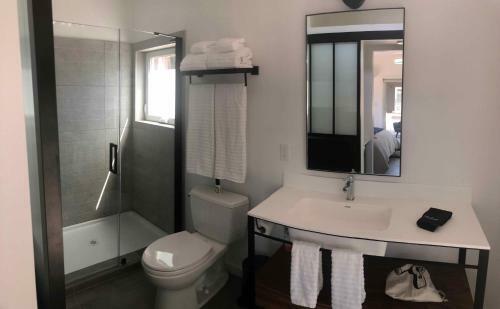 Modern, Secluded Retreat - Walk To The Plaza!