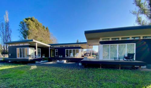 Modern, Secluded Retreat - Walk To The Plaza!