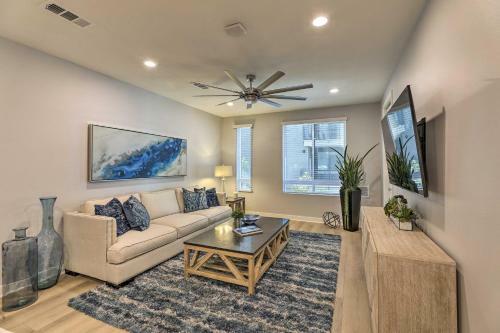 Apartamento Modern Irvine Condo With Pool - 7 Mi To Beach!
