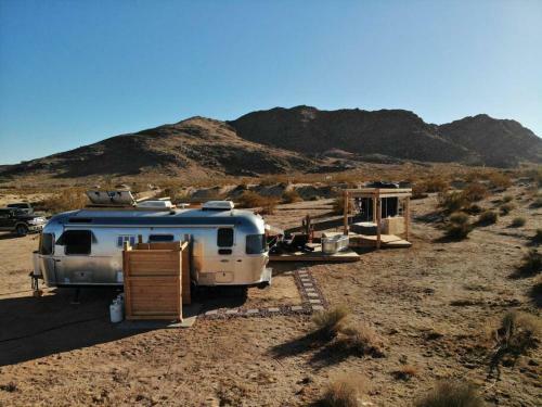 Jthavn - Joshua Tree Remote Airstream Swing Bed Stargazing!