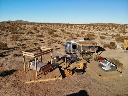 Jthavn - Joshua Tree Remote Airstream Swing Bed Stargazing!
