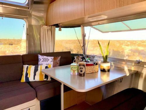 Jthavn - Joshua Tree Remote Airstream Swing Bed Stargazing!
