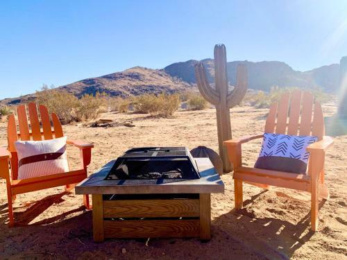 Jthavn - Joshua Tree Remote Airstream Swing Bed Stargazing!