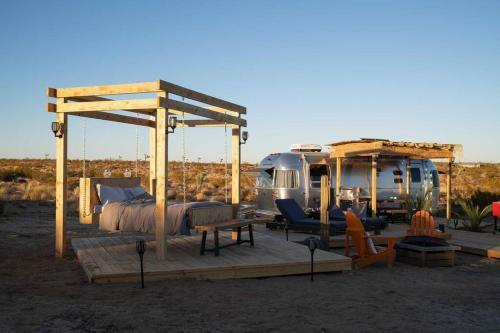 Jthavn - Joshua Tree Remote Airstream Swing Bed Stargazing!