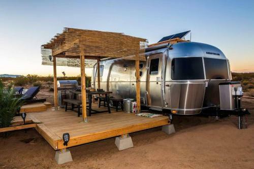 Jthavn - Joshua Tree Remote Airstream Swing Bed Stargazing!