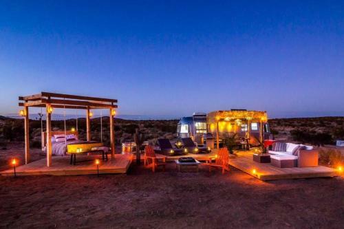 Jthavn - Joshua Tree Remote Airstream Swing Bed Stargazing!