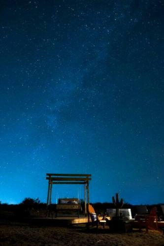 Jthavn - Joshua Tree Remote Airstream Swing Bed Stargazing!