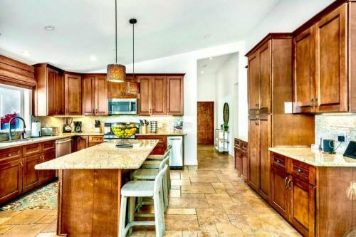 Luxe Cove Retreat ? Heated Pool ? Spa ? 31+ Days