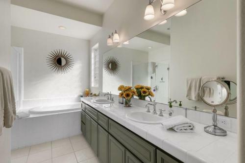 Cheerful 2 Bedroom Home In A Quiet Gated Community