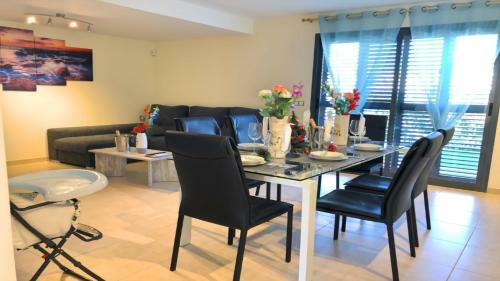 Excepcional Chalet Adosado de Lujo "vente Al Para�so"