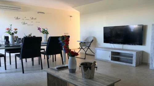 Excepcional Chalet Adosado de Lujo "vente Al Para�so"