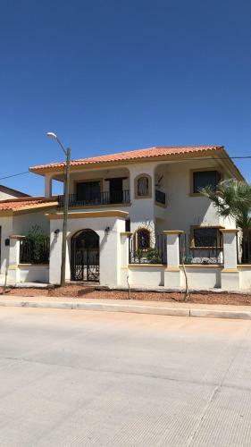 Casa De 3 Recamaras Con Cochera Cerrada
