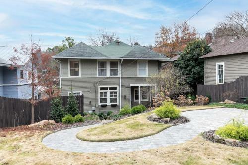 Red Door Retreat- Executive, Luxury, Historic