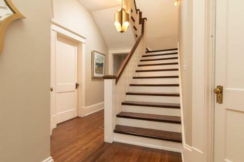 Red Door Retreat- Executive, Luxury, Historic