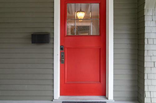 Red Door Retreat- Executive, Luxury, Historic
