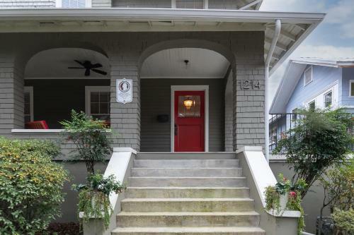 Red Door Retreat- Executive, Luxury, Historic