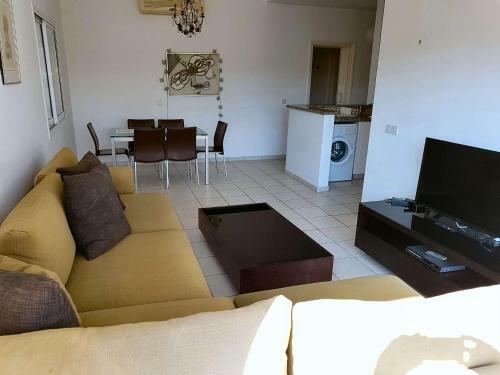Bright 2 Bed, Pool Facing Apartment In Limnaria Gardens