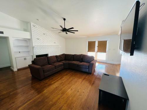 Mesa Mansion - Beautiful Pool, Hot Tub - Sleeps 32