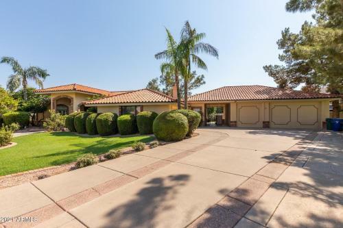 Mesa Mansion - Beautiful Pool, Hot Tub - Sleeps 32