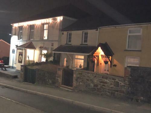 The Cwtch, With Log Fire, Sleeps 5, Pets Welcome, Nr Zip World Tower
