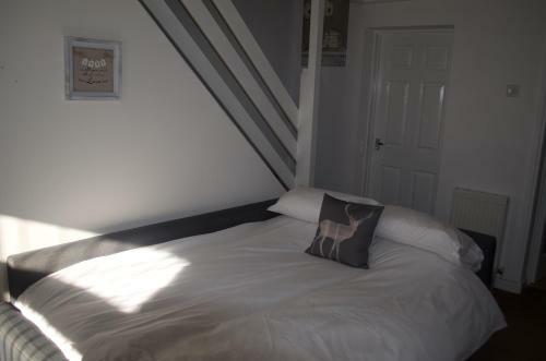 The Cwtch, With Log Fire, Sleeps 5, Pets Welcome, Nr Zip World Tower