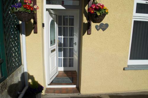 The Cwtch, With Log Fire, Sleeps 5, Pets Welcome, Nr Zip World Tower