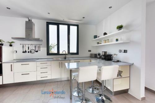 Villa Blanca, Designer Villa With Pool In Teguise