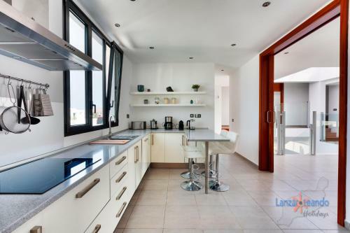 Villa Blanca, Designer Villa With Pool In Teguise