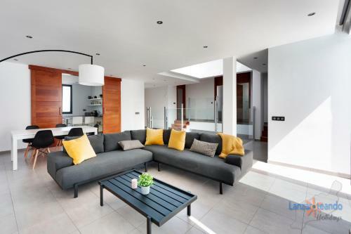 Villa Blanca, Designer Villa With Pool In Teguise