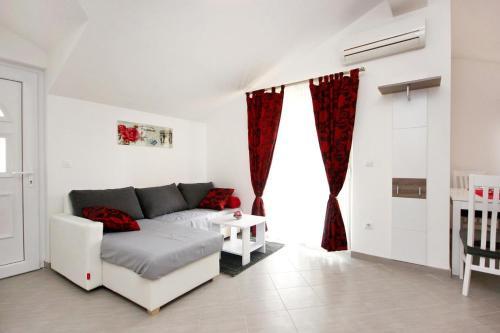 Apartments By The Sea Vinisce, Trogir - 10008