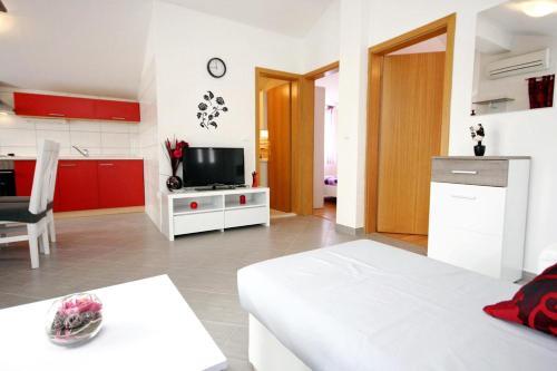 Apartments By The Sea Vinisce, Trogir - 10008