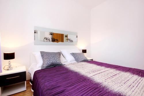 Apartments By The Sea Vinisce, Trogir - 10008