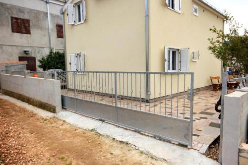 Apartments By The Sea Vinisce, Trogir - 10008