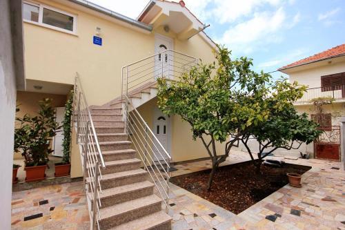 Apartments By The Sea Vinisce, Trogir - 10008