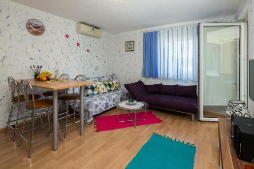 Apartamento A4 - Modern Apt W Terrace 3 Min Walk To Beach