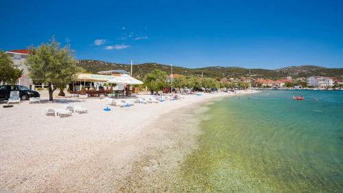 Apartamento A4 - Modern Apt W Terrace 3 Min Walk To Beach