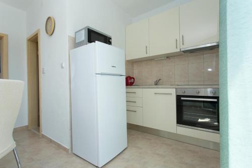 Apartments With A Parking Space Vinisce, Trogir - 18073