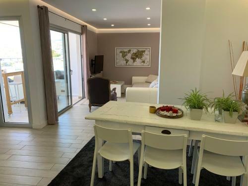 3 Bedroom Apartment With Sea View 8th Floor
