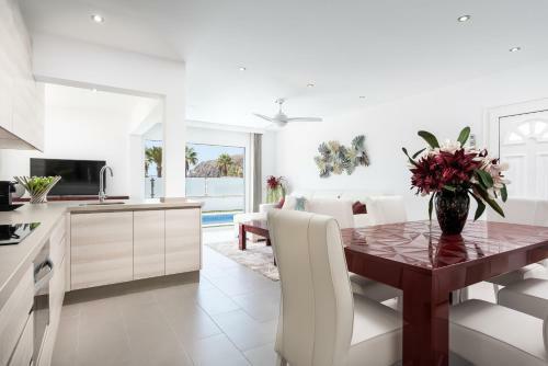Luxurious 5* Villa - 300m2 - Private Heated Pool - Garage - Wifi