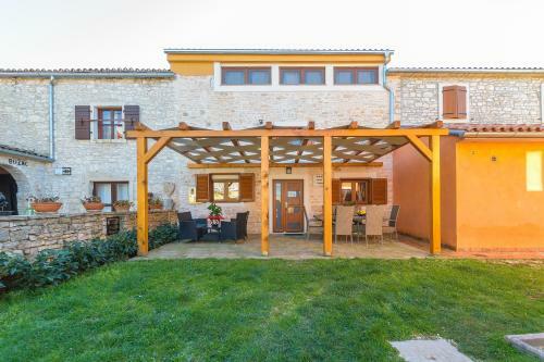 Spacious Holiday Home Guran