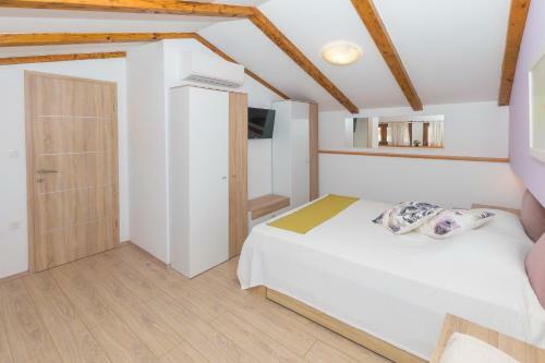 Spacious Holiday Home Guran