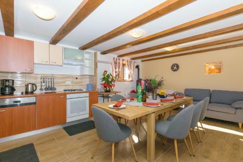 Spacious Holiday Home Guran