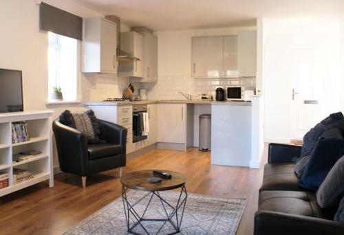Low Cost, 4 Bed, Pet Friendly Apartment & Parking 06