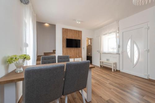 Luxury Apartments - La Vir 1 & 2